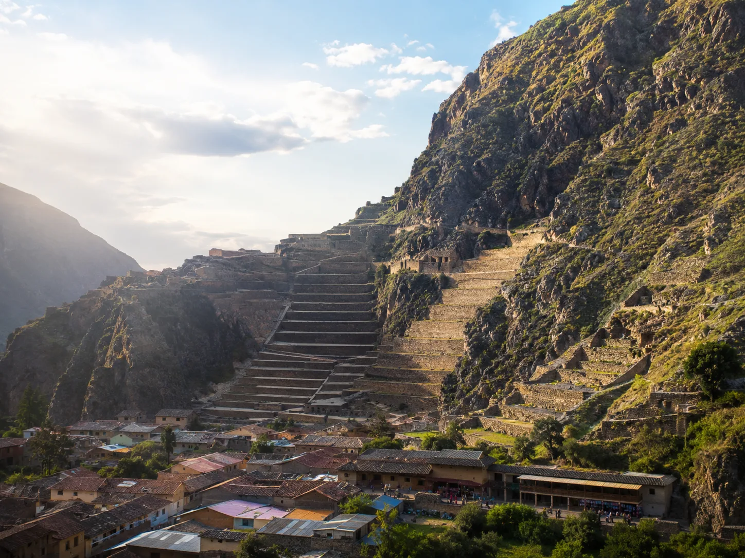 Fortaleza de Ollantaytambo y pueblo inca
